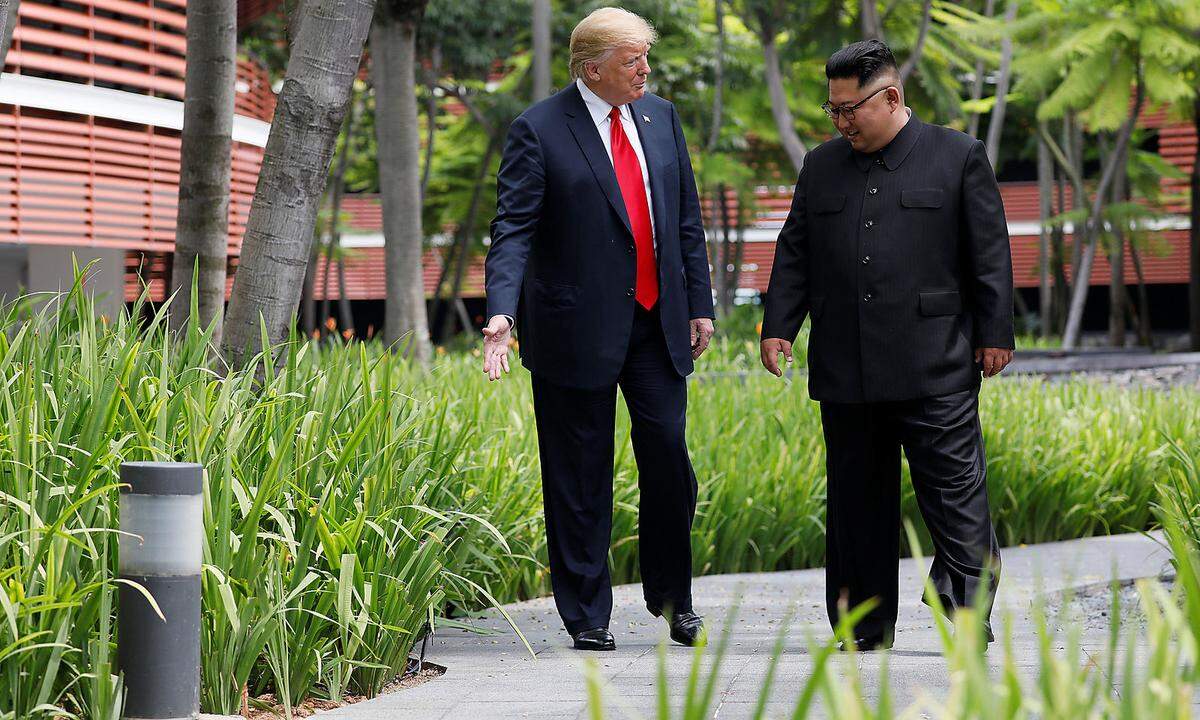 Auch ein Spaziergang in den Gärten des Luxushotels Capella stand an. Einmal mehr symbolisiert der US-Präsident Harmonie - und Kim lächelt in die Kamera.