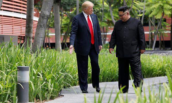 Auch ein Spaziergang in den Gärten des Luxushotels Capella stand an. Einmal mehr symbolisiert der US-Präsident Harmonie - und Kim lächelt in die Kamera.