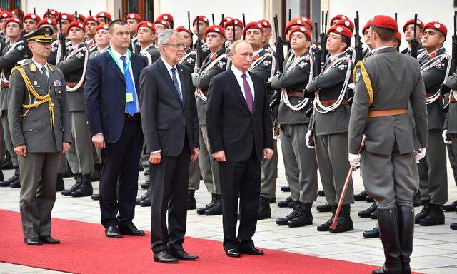 Déjà-vu-Effekt für Wladimir Putin. Beim Empfang im Burghof ließ Russlands Präsident Gastgeber Alexander Van der Bellen warten.