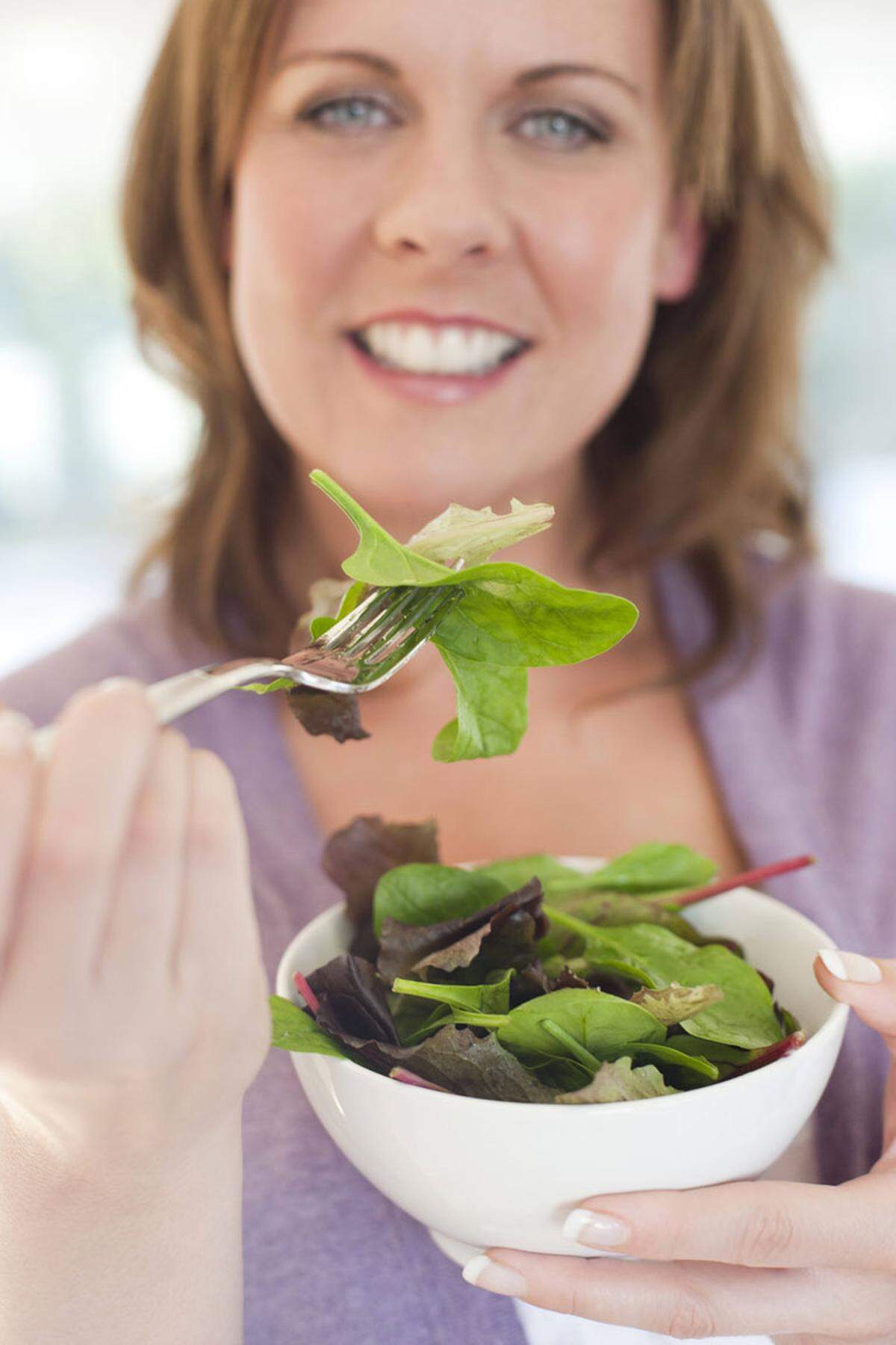 Was beim Menschen das Cholesterin ist, das sind bei Pflanzen die Phytosterine. Im menschlichen Darm konkurrieren diese pflanzlichen Sterine mit dem Cholesterin um dieselben Transportmechanismen und senken so den Cholesterinspiegel. Zwei bis drei Gramm am Tag k&ouml;nnen eine Senkung des LDL-Cholesterinspiegels um bis zu einem halben Millimol pro Liter Blutserum erreichen. Wo sind diese cholesterin&auml;hnliche Verbindungen enthalten? In Obst, Gem&uuml;se und H&uuml;lsenfr&uuml;chten.