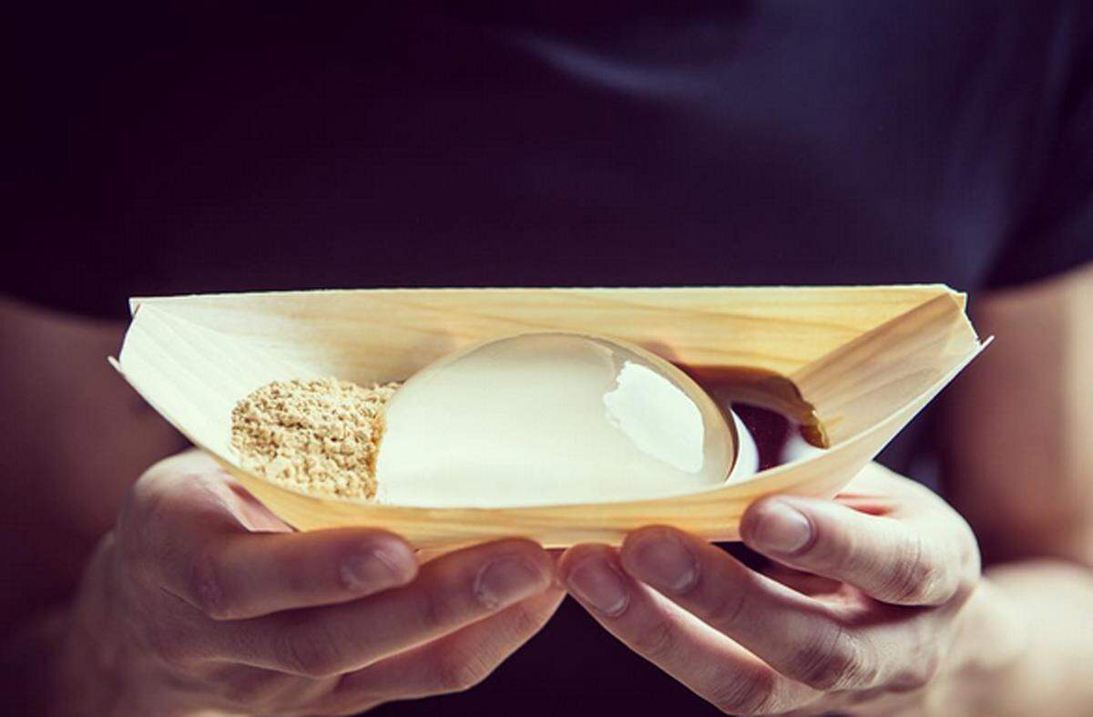 Der Raindrop Cake selbst ist fast geschmacksneutral und hat kaum Kalorien. Hergestellt wird er aus Mineralwasser und Agar Agar, einem Geliermittel. Damit es nicht nur bei einem Erlebnis auf der Zunge bleibt, wird der "Kuchen" mit geröstetem Sojabohnen-Pulver und einer Sauce aus braunem Zucker gegessen.