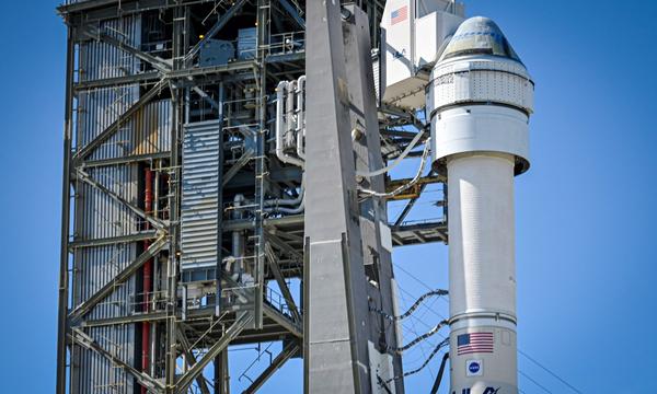 „Starliner“ und die Atlas -V-Rakete werden für den Start im Weltraumbahnhof Cape Canaveral vorbereitet.