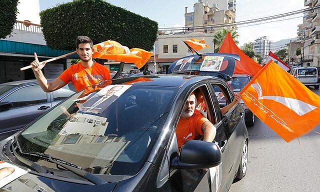 Die Anhänger von Michel Aoun feiern dessen Wahl zum libanesischen Präsidenten.