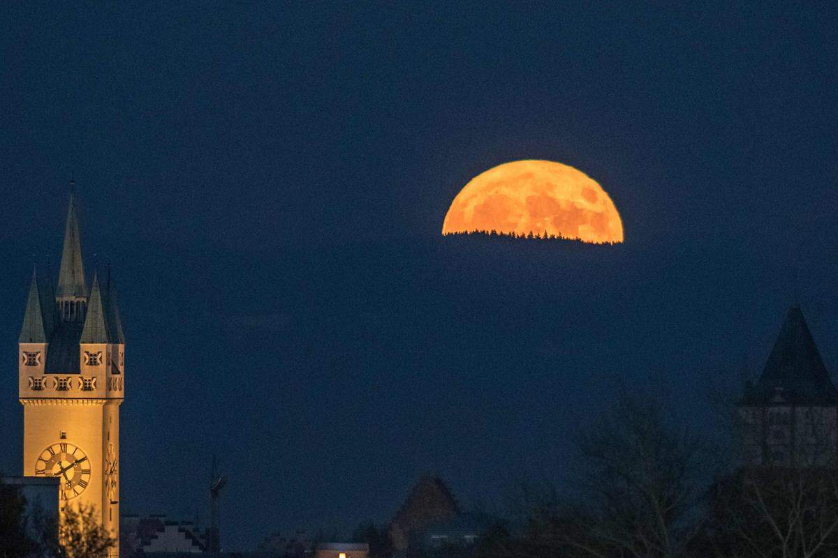 Auch im bayerischen Straubing ist der Vollmond "super", weil ein Stück näher an der Erde.