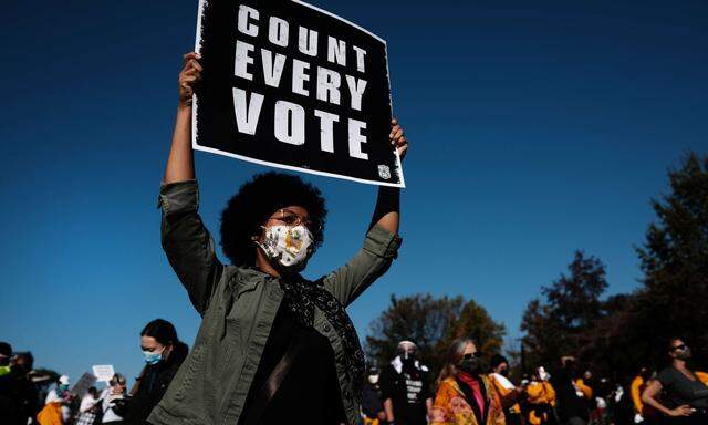 In Philadelphia in Pennsylvania demonstrierten Anhänger der Demokraten für die weitere Auszählung der Briefwahlstimmen.