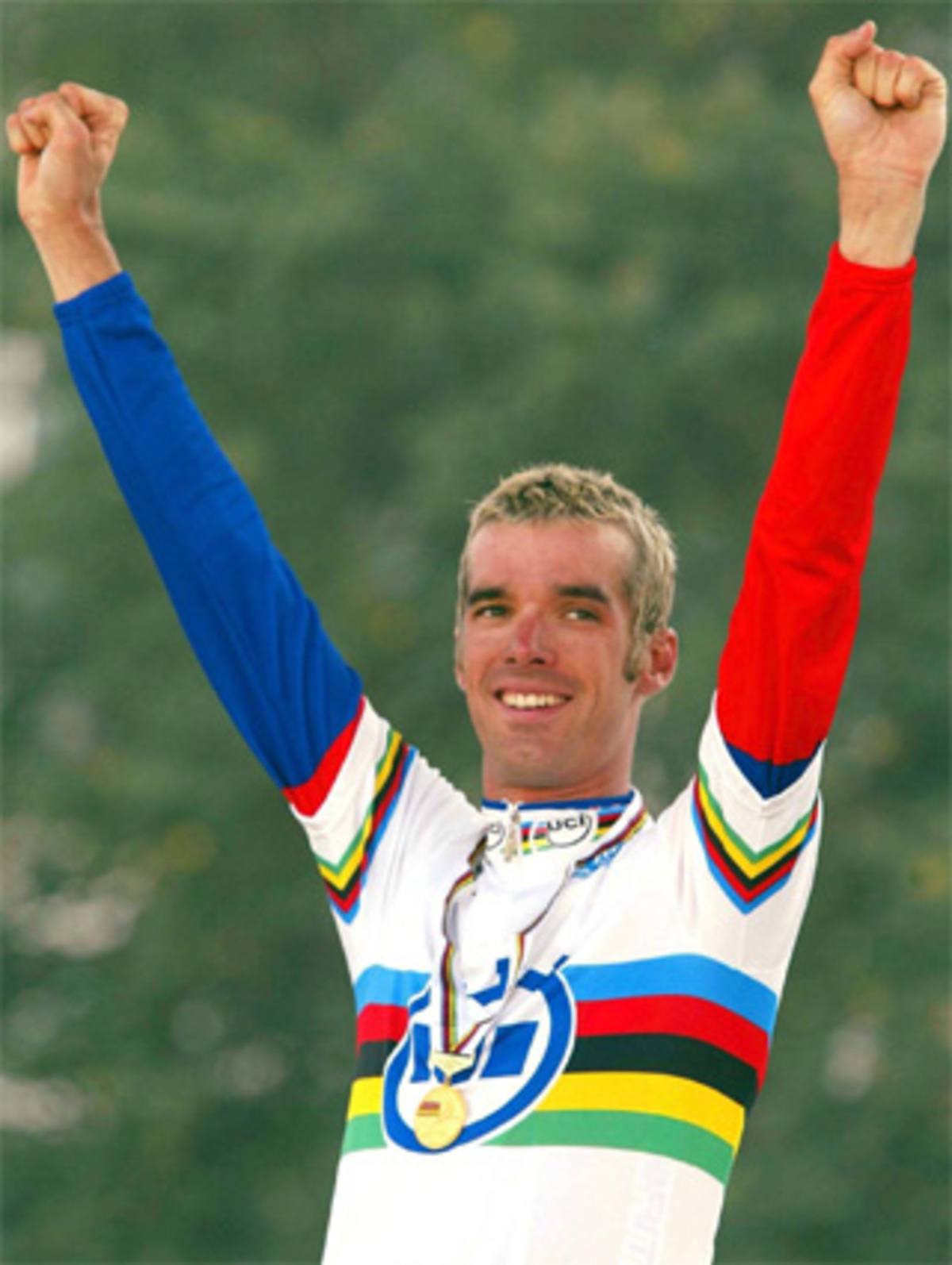 Ein genauerer Blick in das Team offenbart eine Überraschung. Ausgerechnet der Schotte David Millar - der nach seinem Zeitfahr-WM-Titel im Jahr 2004 EPO-Doping gestand und zwei Jahre gesperrt wurde - tritt für das US-Team in die Pedale.Das Skurrile daran: Der gebrandmarkte Millar gilt als der glaubwürdigste Pedaleur im Peloton. Sogar der gefürchtete Ex-Radfahrer und Journalist Paul Kimmage glaubt, dass Millar sauber ist.