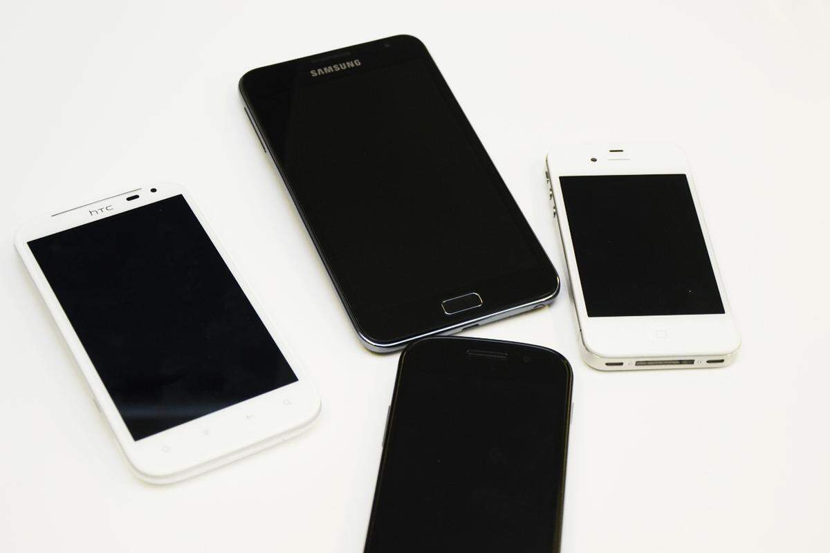 Samsung findet, dass zwischen Smartphone und Tablet noch eine Lücke klafft, die es mit einem Gerät zu schließen gilt. Das Galaxy Note soll genau das tun. Mit seinen 5,3 Zoll ist es beinahe komisch, das Gerät ans Ohr zu halten - dafür brilliert es beim Verfassen von Nachrichten und E-Mails, beim Betrachten von Videos und Lesen von Texten. Der Eingabe-Stift S-Pen mutet als etwas eigentümliches Gimmick an: Hatte nicht Steve Jobs bei der Präsentation des ersten iPhones 2007 den Tod des Stylus verkündet und damit die Zeit der Touchscreen-Handys eingeläutet?