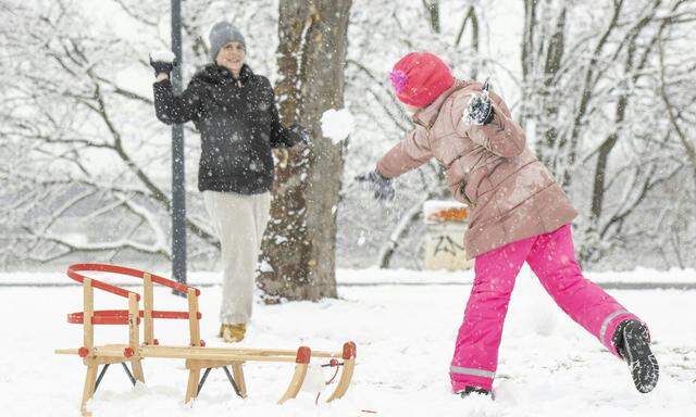 Genug Schnee für Rodeln und Schneeballschlacht wie hier am Wiener Handelskai. 