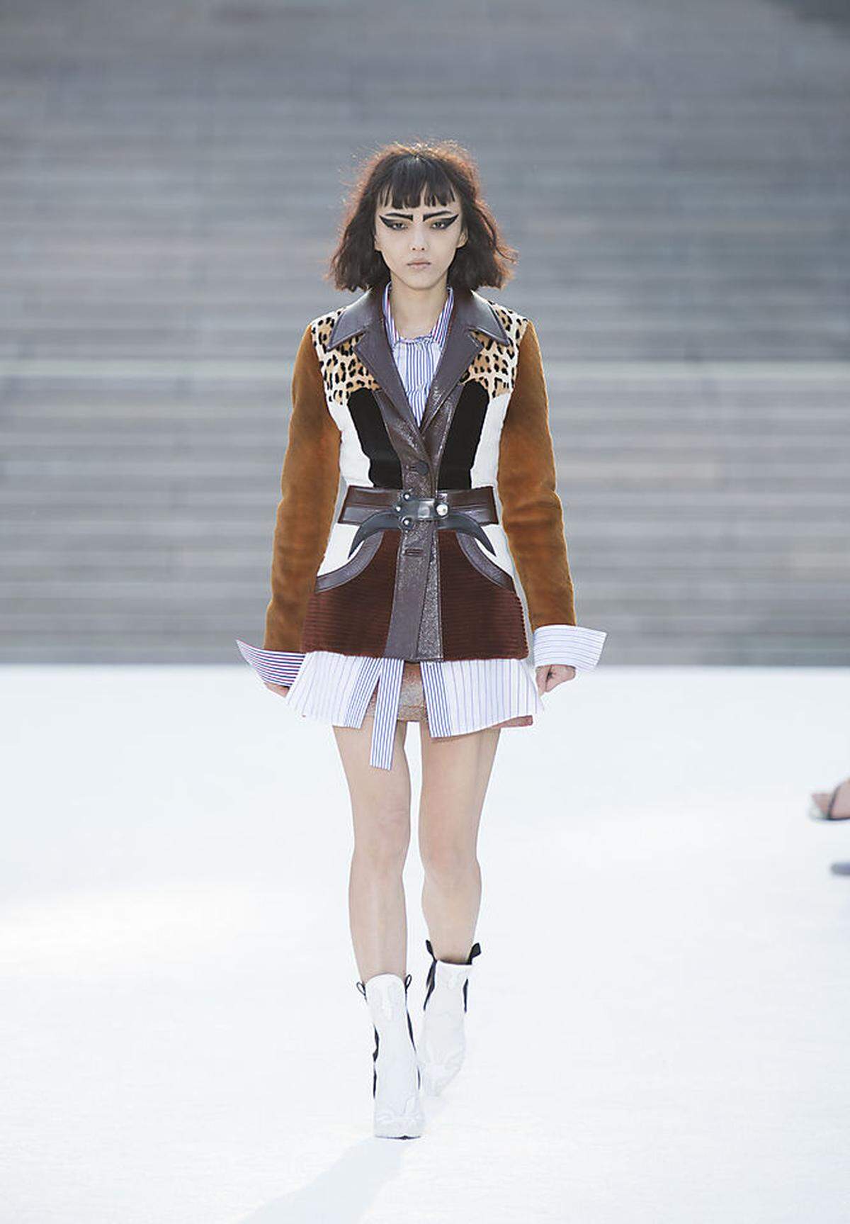 ...nämlich die Maison Louis Vuitton: Am Sonntag schickte Kreativdirektor Nicolas Ghesquière seine Models in Kyoto über den Laufsteg.