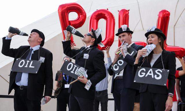 Aktivisten protestieren beim Klimagipfel in Dubai gegen die großen Öl- und Gaskonzerne.
