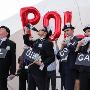 Aktivisten protestieren beim Klimagipfel in Dubai gegen die großen Öl- und Gaskonzerne.