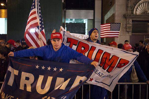 Naturgemäß ganz anders war die Stimmung nur rund zwei Kilometer Luftlinie entfernt, bei der Wahlfeier von Donald Trump.