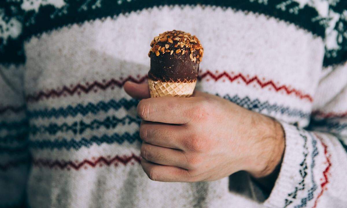 Warme EislutscherWarum wir ständig an „phygital“ denken sollten. Träumen darf man ja bekanntlich von ihnen, den warmen Eislutschern. Bis vor kurzem war es spätsommerlich, da sollte auch das Eis kalt sein. Aber jetzt. . . Oxymoron nennen die Rhetoriker sprachliche Konstruktionen, die nach einem inneren Widerspruch innerhalb eines Wortes aussehen, aber mitunter doch recht klar sind. Nach der „virtuellen Realität“, „dynamostatisch“ und „agilstabil“ sollten Unternehmen sich mit dem Begriff „phygital“ auseinandersetzen: der Kombination der englischen Worte „physical“ und „digital“. Beschrieben wird damit, wie die Offline- und Onlinewelt ineinander übergehen und wie physische und digitale Elemente zu Produkt-, Service- und/oder Dienstleistungspaketen zusammengefasst werden.