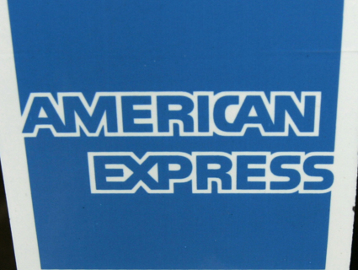 Das US-Kreditkartenunternehmen streicht 7.000 Stellen. Allerdings muss American Express im März auch Zahlungsausfälle von Schuldnern in Höhe von 8,6 Prozent hinnehmen.