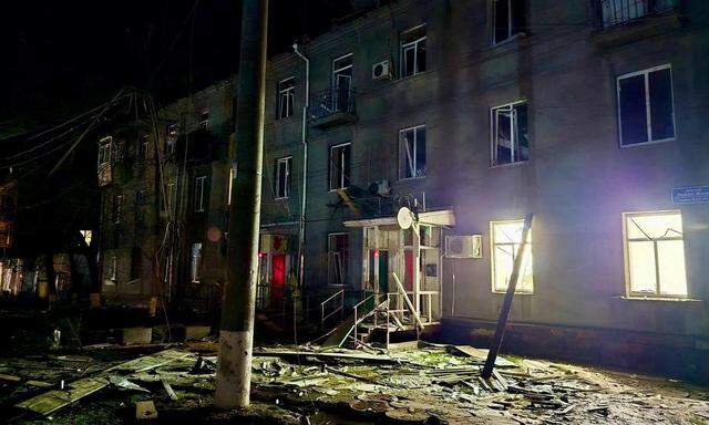 Schäden nach einem Drohneneinschlag in der ukrainischen Stadt Charkiw.