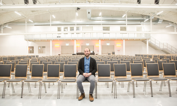 Benjamin Brestak, 31 Jahre alt, verheiratet und Vater, in der Expedithalle. Er ist nach einem Besuch von Bibelschulen und Fernstudium in Theologie und Leadership Pastor. Bald wird er die Leitung der Gemeinde Wunderwerk übernehmen.