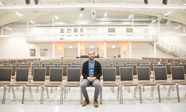 Benjamin Brestak, 31 Jahre alt, verheiratet und Vater, in der Expedithalle. Er ist nach einem Besuch von Bibelschulen und Fernstudium in Theologie und Leadership Pastor. Bald wird er die Leitung der Gemeinde Wunderwerk übernehmen.