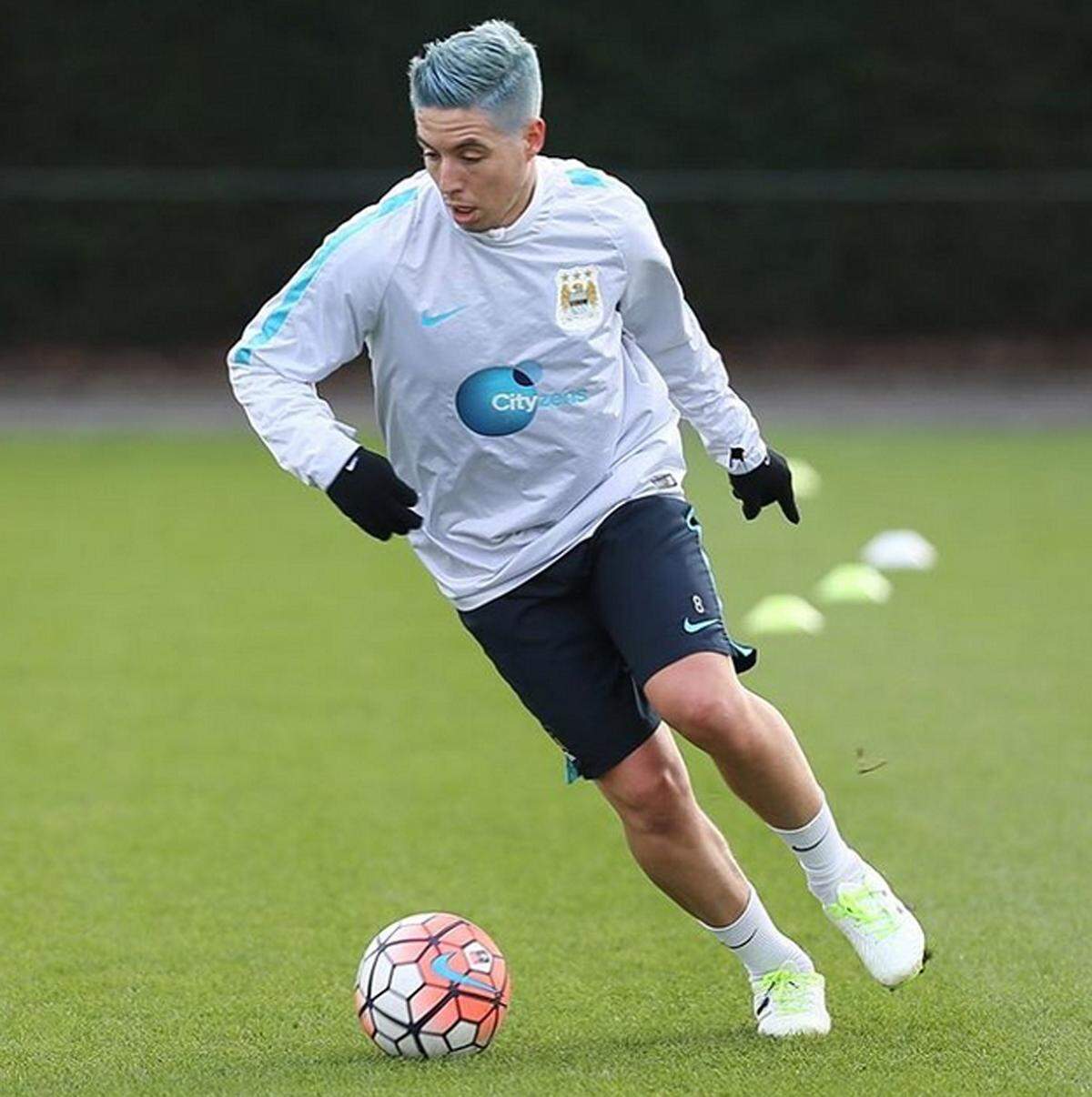 Etwas auffälliger gefiel es Samir Nasri von Manchester City. Er färbte sich die Haare blau.