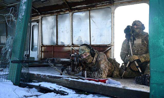 Üben für den Erstfall. Ein russisches Scharfschützen-Team bei einem Manöver.
