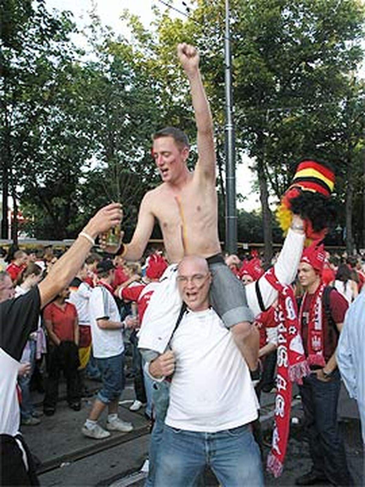 Aber: Ein Stückchen weiter am Ring feiern die deutschen Fans schon wie nach einem Sieg.