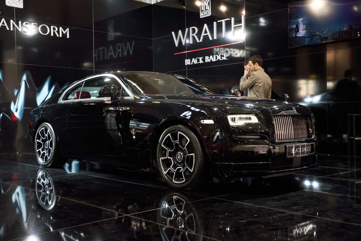 Flugs zur einzigen echten Weltpremiere: Rolls-Royce beehrt Wien mit dem zweitürigen Wraith Black Badge. Was er kostet? Wer das fragen muss, ist auf dem Stand von ...