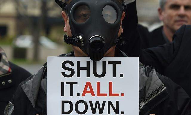 Ein Anrainer demonstriert gegen das Gasunternehmen.