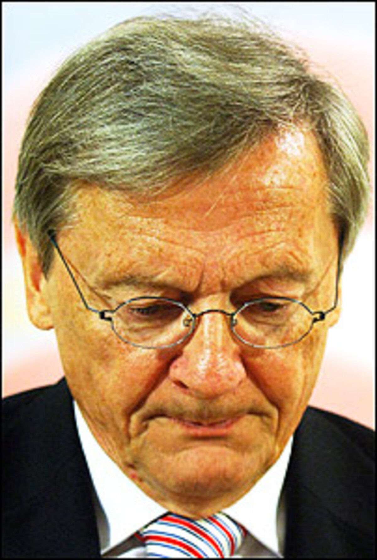 "Ich habe bisher darüber nichts gehört."VP-Bundeskanzler Wolfgang Schüssel von informellen Gesprächen, die angeblich mit der SPÖ geführt werden.