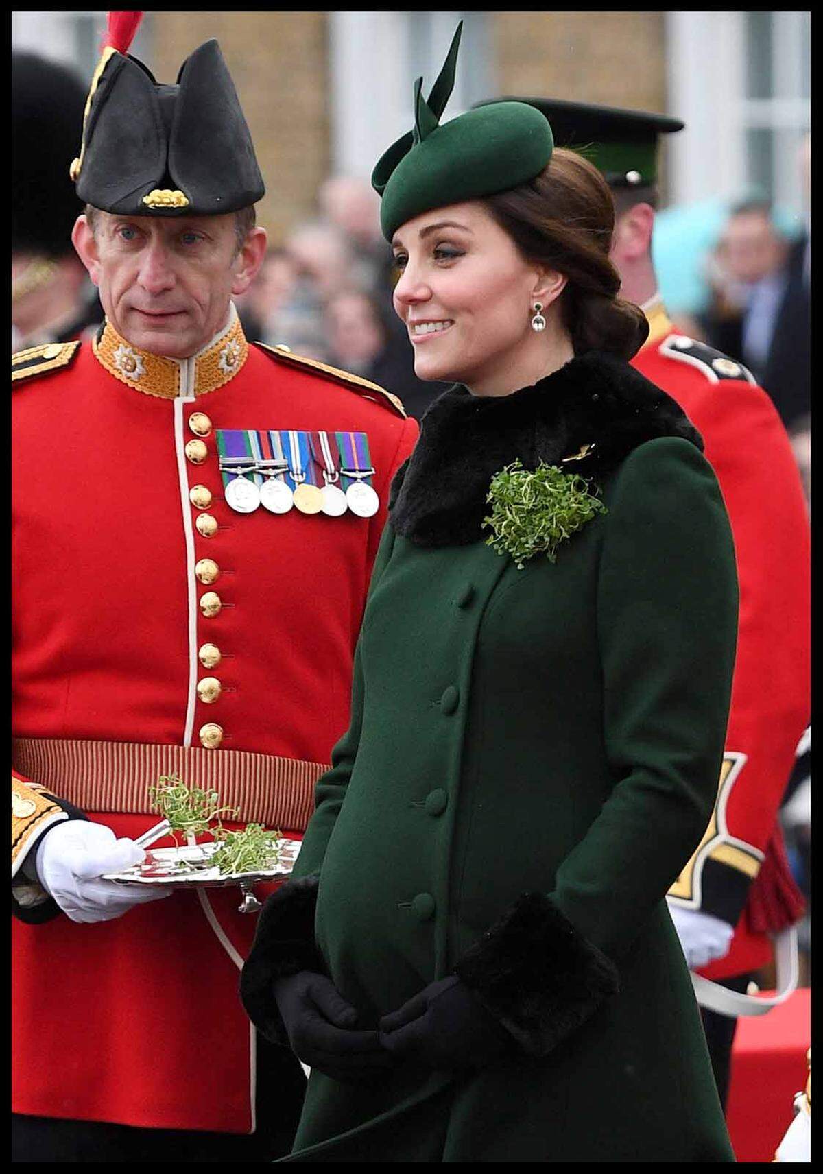 Bei diesem Auftritt war Grün keine Wahl, sondern Pflicht. Prinz Williams Frau bei der St. Patrick's-Day-Parade. Auch diese warme Hülle entwarf Catherine Walker. Das Hütchen kam von Gina Foster. 