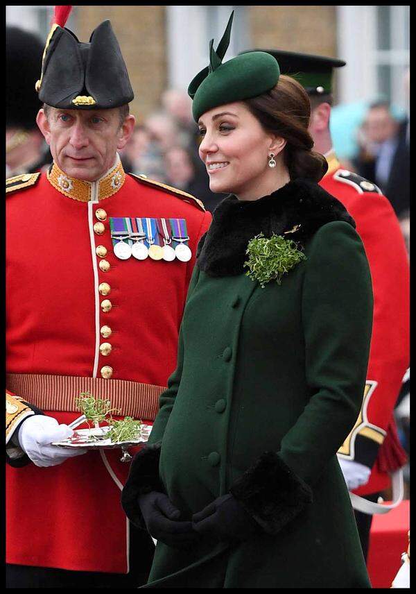 Bei diesem Auftritt war Grün keine Wahl, sondern Pflicht. Prinz Williams Frau bei der diesjährigen St. Patrick's-Day-Parade. Auch diese warme Hülle entwarf Catherine Walker. Das Hütchen kam von Gina Foster. 