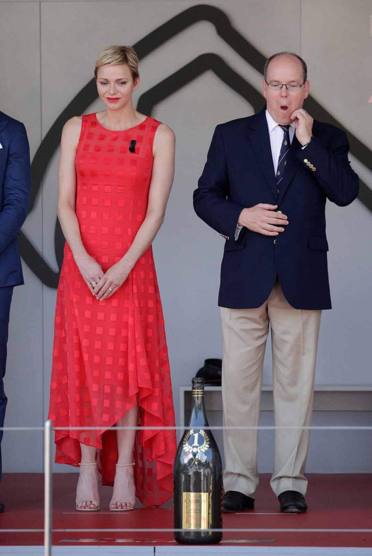 Beim diesjährigen Grand Prix von Monaco führte sie ein rotes Sommerkleid von Akris aus.