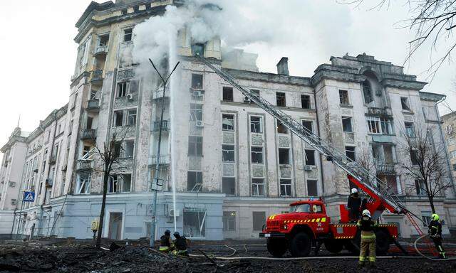 Feuerwehrleute löschen einen Brand in einem Wohnhaus in der ukrainischen Hauptstadt.