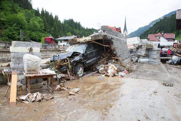 Nach den Vermurungen und Überflutungen zeigt sich erst jetzt das wahre Ausmaß der Schäden. Nun sind die Helfer gefordert, um die Aufräumarbeiten voranzutreiben.Im Bild: Verwüstungen in Hüttau in Salzburg.
