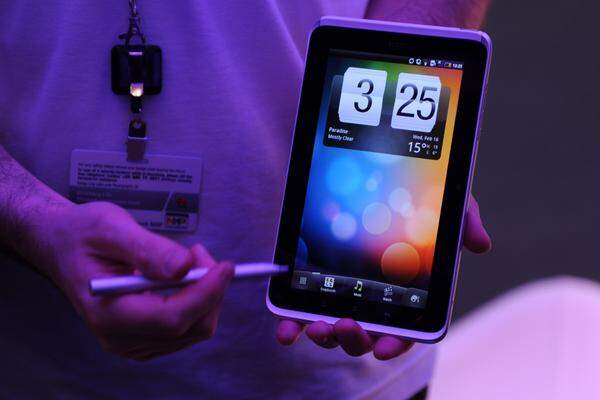 HTC will ebenfalls im langsam Fahrt aufnehmenden Tablet-Markt mitmischen. Das erste Gerät, genannt Flyer, wurde auf dem Mobile World Congress präsentiert. Allerdings ließ HTC DiePresse.com nicht selbst Hand anlegen - so wie etwa auch HP Bei seinem TouchPad. Hier ein erster Eindruck des Geräts.