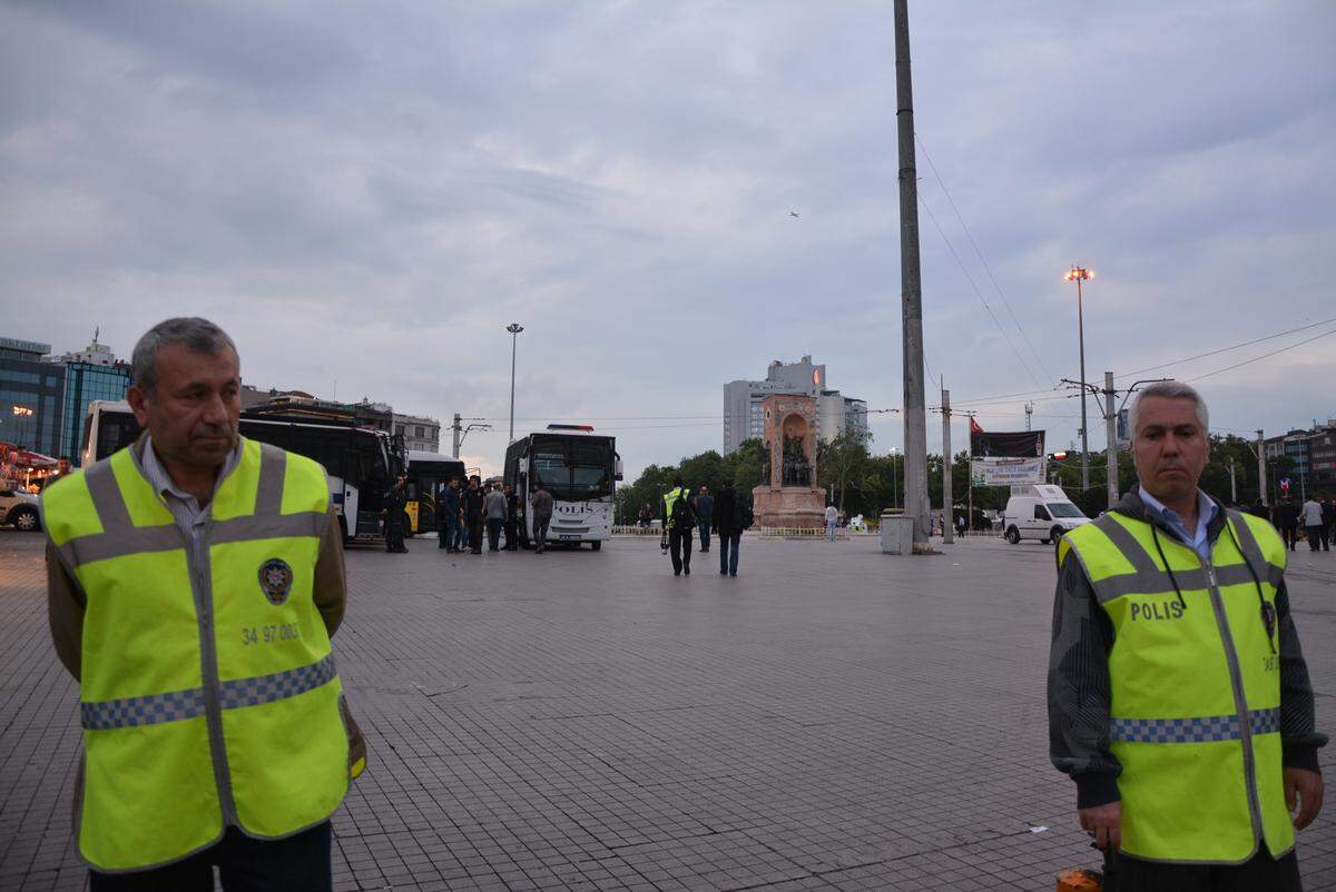 So leer sieht man den Taksim-Platz sehr selten. Am Jahrestag der Proteste wurde der Platz großflächig abgeriegelt. Der dahinter liegende Gezi-Park war vor einem Jahr Auslöser der Proteste. Als Bäume für ein Großprojekt abgerissen werden sollten, wurde der Protest von einigen Umweltschützern gewaltsam niedergeschlagen. In den nächsten paar Tagen wurde der Park-Protest zu einem großflächigen Protest gegen die Regierung und vor allem gegen den Premier Erdogan. Sein Umgang mit den Demonstrationen sorgte international für Kritik.