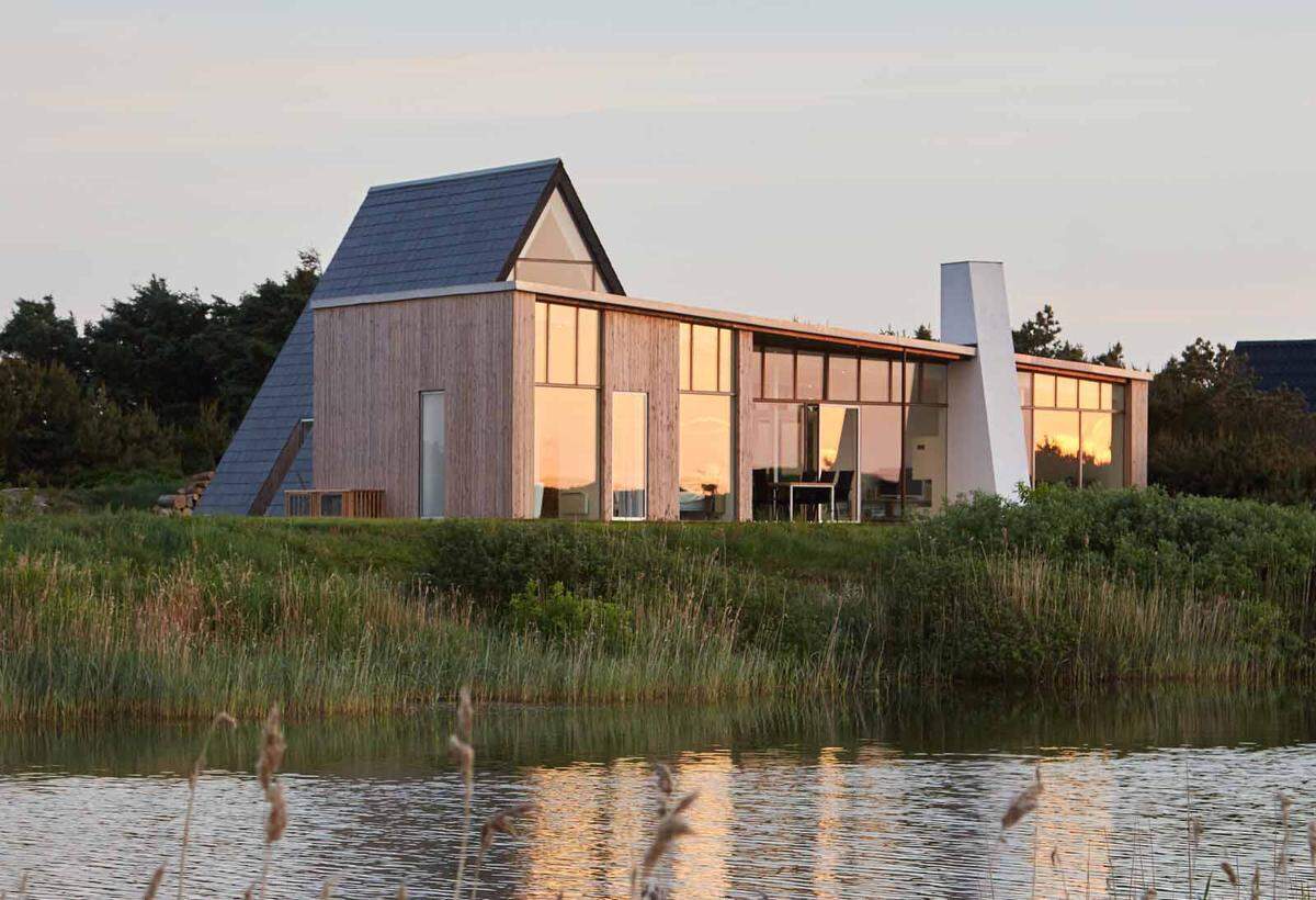 Licht, Weite und Kontraste sind die Gestaltungselemente, die dieses Ferienhaus, das 650 Meter von der Nordsee liegt und von einem kleinen See umgeben ist, auszeichnen.