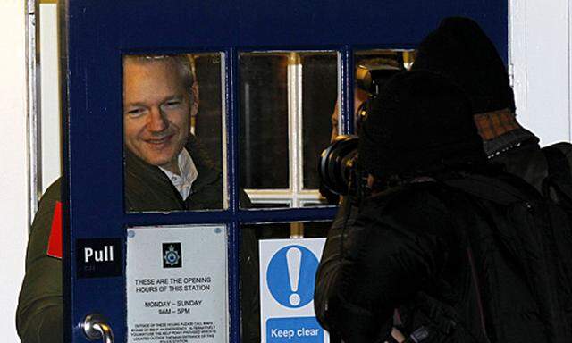 WikileaksGruender Assange MillionenVertrag fuer