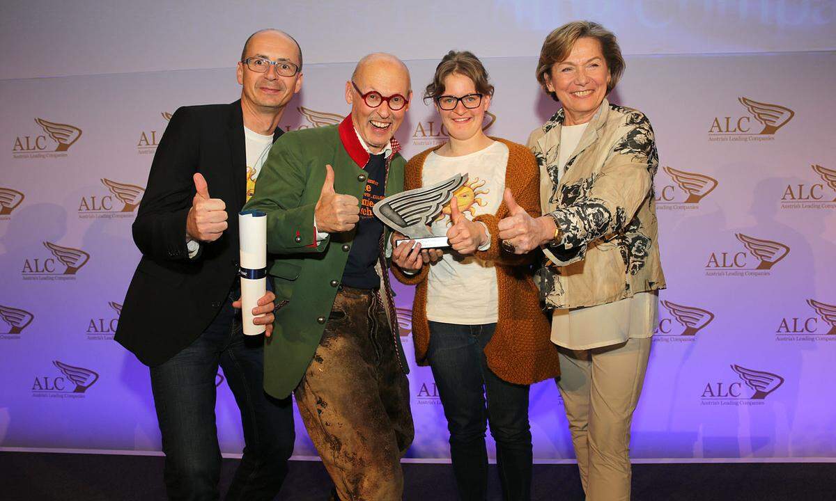 Das Sonnentor-Team voller Freude nach der Sonderpreis-Auszeichnung mit WKNÖ-Präsidentin Sonja Zwazl (r.).
