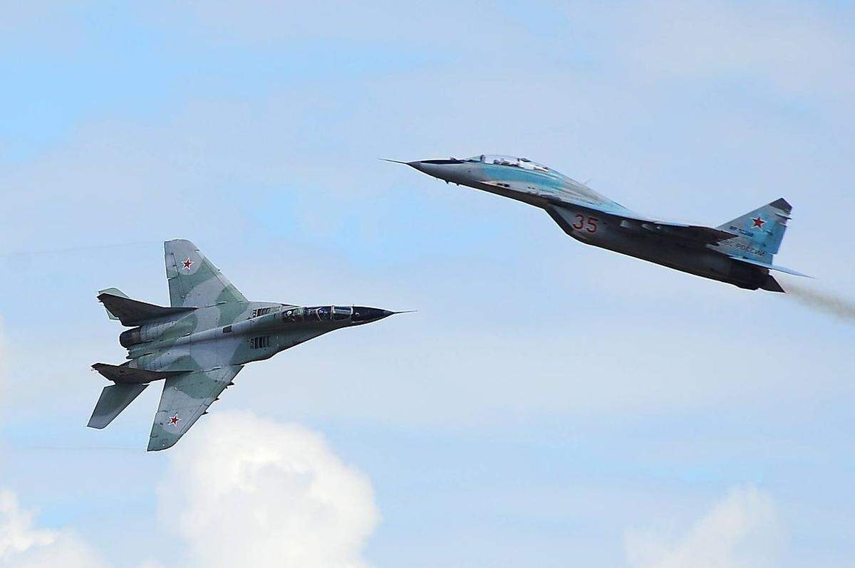 Geflogen wird mit allem, was die russische Luftwaffe hergibt, etwa Su-27 und Su-30-"Flanker"-Luftüberlegenheitsjägern und Mehrzweckkampfjets, MiG-29-"Fulcrum"-Jägern (siehe Foto), Su-25-"Frogfoot"-Schlachtflugzeugen...