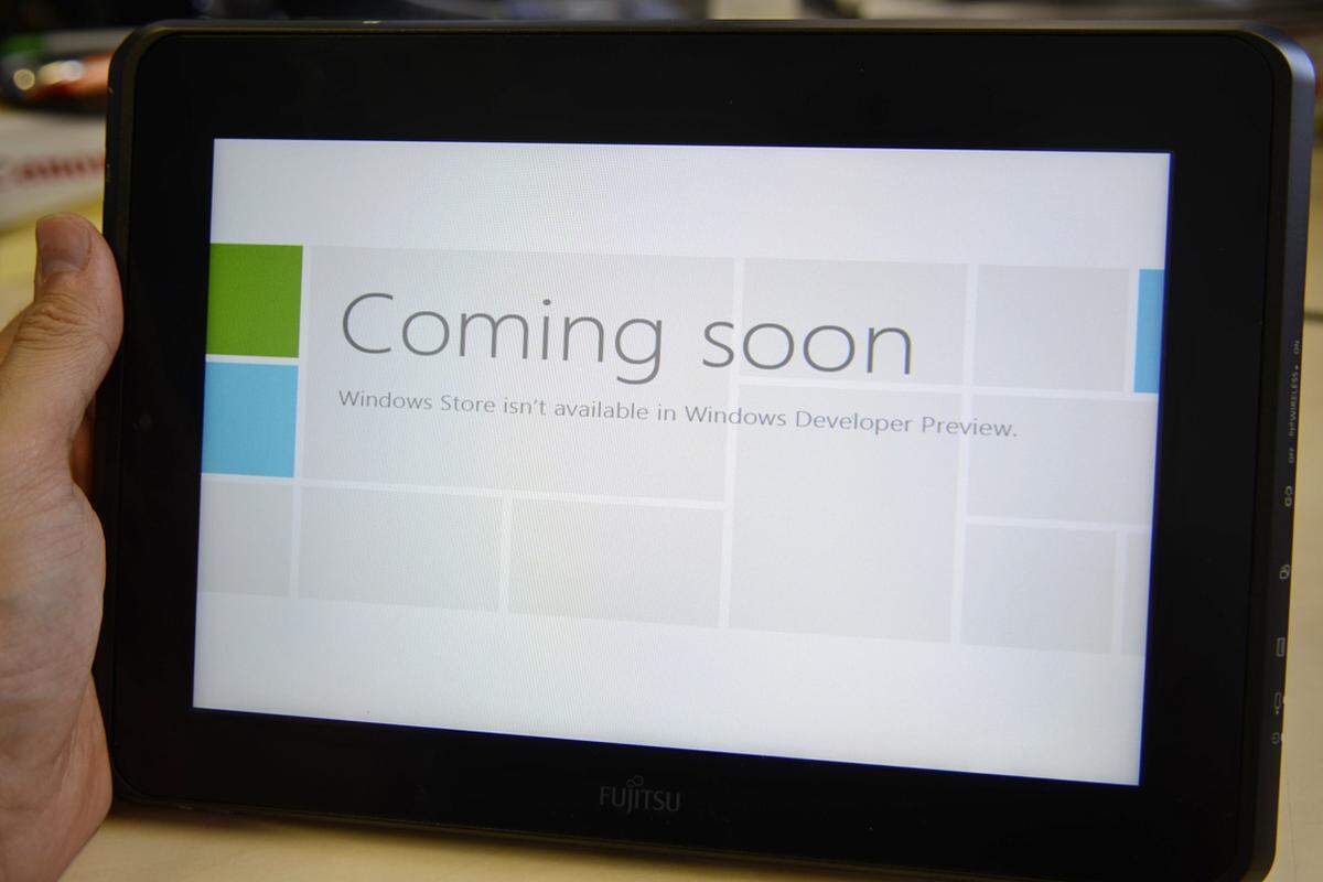 Ebenfalls noch nicht verfügbar ist der Windows Store. Hier will Microsoft künftig seine neuen Apps für die "Metro"-Oberfläche anpreisen. Die Entwicklerwerkzeuge, um welche zu erstellen, liefert der Hersteller gleich mit - allerdings nur in der umfangreichen 64-Bit-Version des Downloads. Anwendungen müssen erst genehmigt werden, ähnlich wie bei Apples App Store. Allerdings verspricht Microsoft mehr Transparenz bei der Beurteilung.