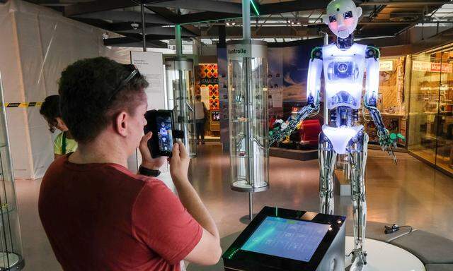 Intelligente Roboter rücken in die Fabriken vor. Dieses Exemplar hat es sogar schon ins Museum geschafft. 