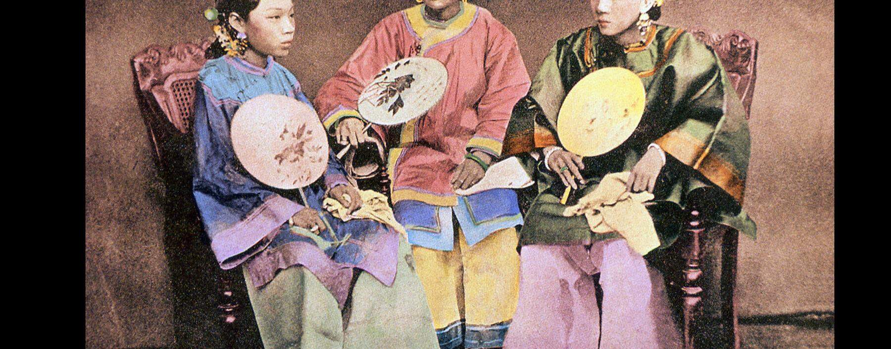 Chinesische Frauen vom Beginn des 20. Jahrhunderts, entsprechend dem Schönheitsideal mit gebundenen Füßen.