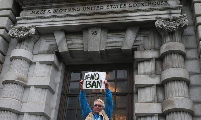 Eine Trump-Gegnerin vor dem Gericht in San Francisco.