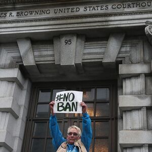 Eine Trump-Gegnerin vor dem Gericht in San Francisco.