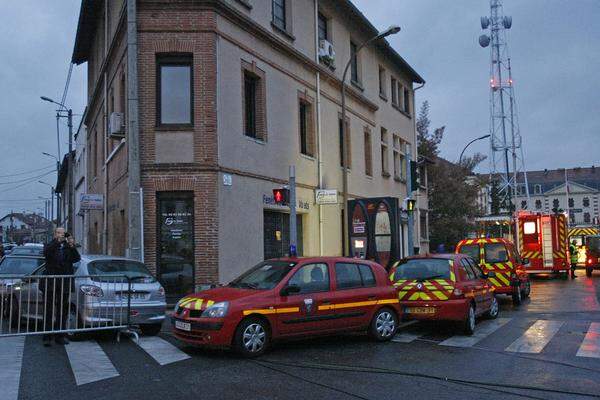 Die ganze Nacht versuchten die Elitepolizisten in einem aufreibenden Nervenkrieg, den mutmaßlichen Täter zur Aufgabe zu bewegen. Die Polizei hat Gas und Strom im ganzen Wohnviertel gekappt.