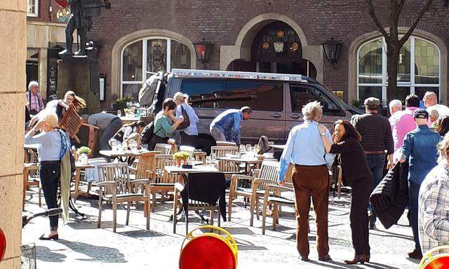 Ein Kastenwagen raste in einen Gastgarten in der deutschen Stadt Münster. 