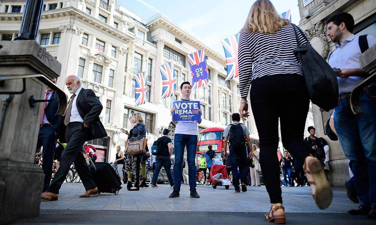 Bei dem Referendum am 23. Juni 2016 spricht sich eine Mehrheit von 51,9 Prozent der Wähler für den Austritt Großbritanniens aus der EU aus: 17,4 Millionen Briten stimmen für den Brexit, 16,1 Millionen für den Verbleib. Damit wird das Vereinigte Königreich, das 1973 dem Vorläufer der EU beigetreten war, der erste Mitgliedstaat, der die EU verlässt.