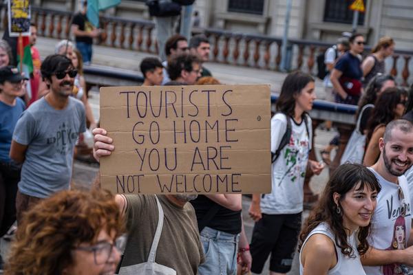 „You are not welcome“, lassen einige Protestierende die Touristen wissen.