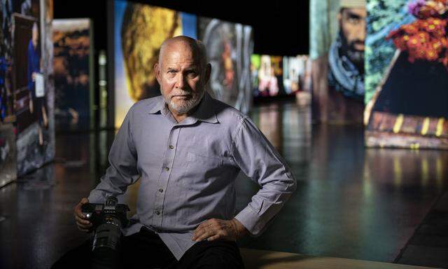 Der amerikanische Magnum-Fotograf Steve McCurry in seiner Ausstellung in Graz.