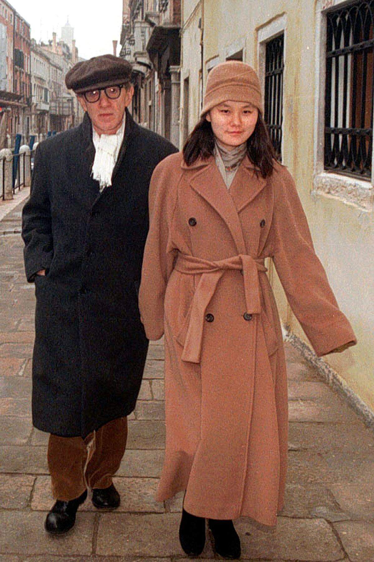 Ihre Beziehung ging 1992 zu Brüche, nachdem Farrow von Allen aufgenommene Nacktbilder ihrer Adoptivtochter Soon-Yi Previn (mit André Previn, nicht mit Woody Allen) entdeckte.1997 heiraten Allen Soon-Yi Previn, die ihrerseits zwei Adoptivkinder haben.