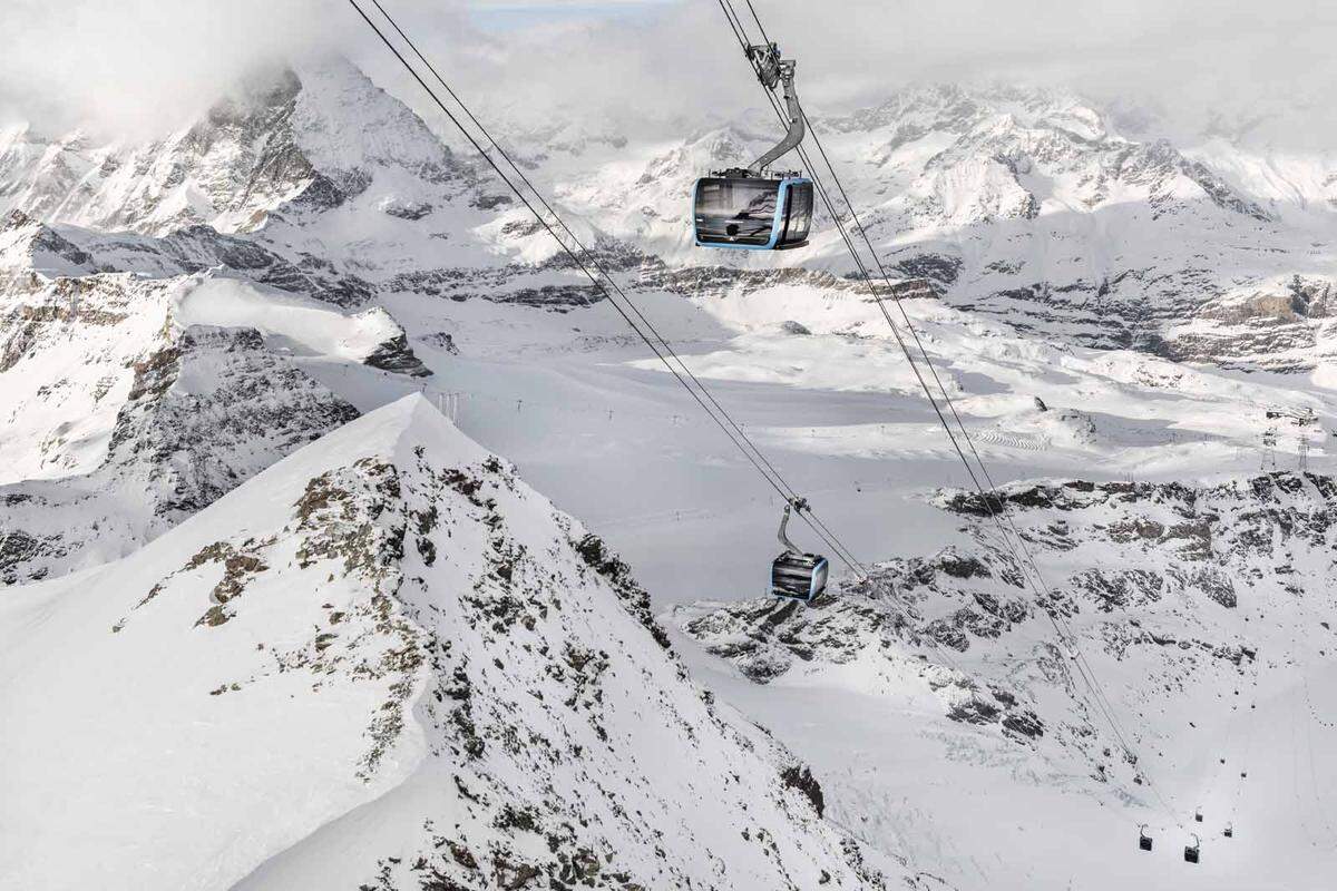 Mehr Panoramablick bekommt man innerhalb der neun Minuten zum Klein Matterhorn wahrscheinlich nur in einem gläsernen Helikopter.